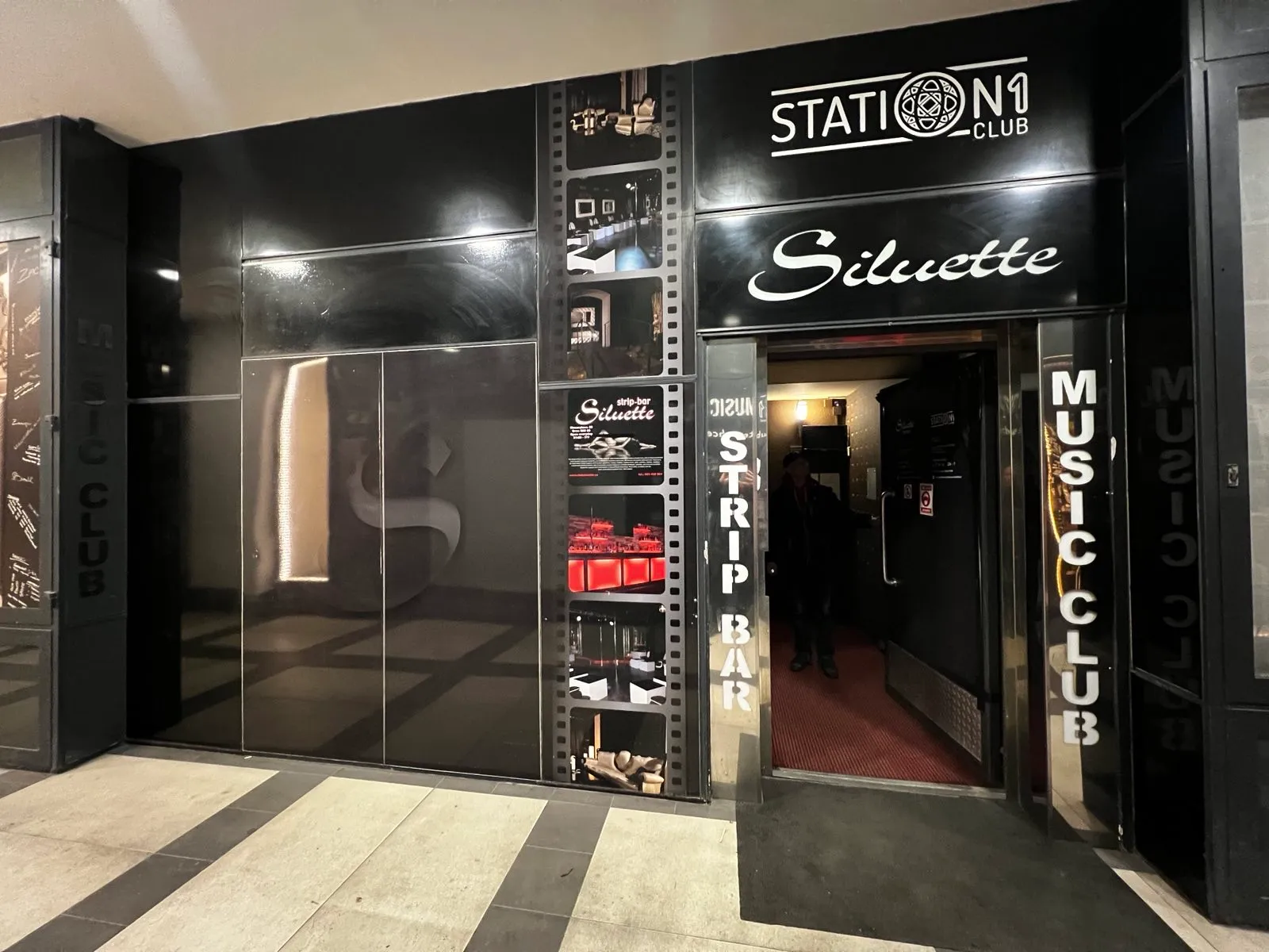 Vstup do klubu Siluette Brno na Masarykově ulici přibližně mezi lety 2008 až 2011, před rekonstrukcí a úpravou designu.