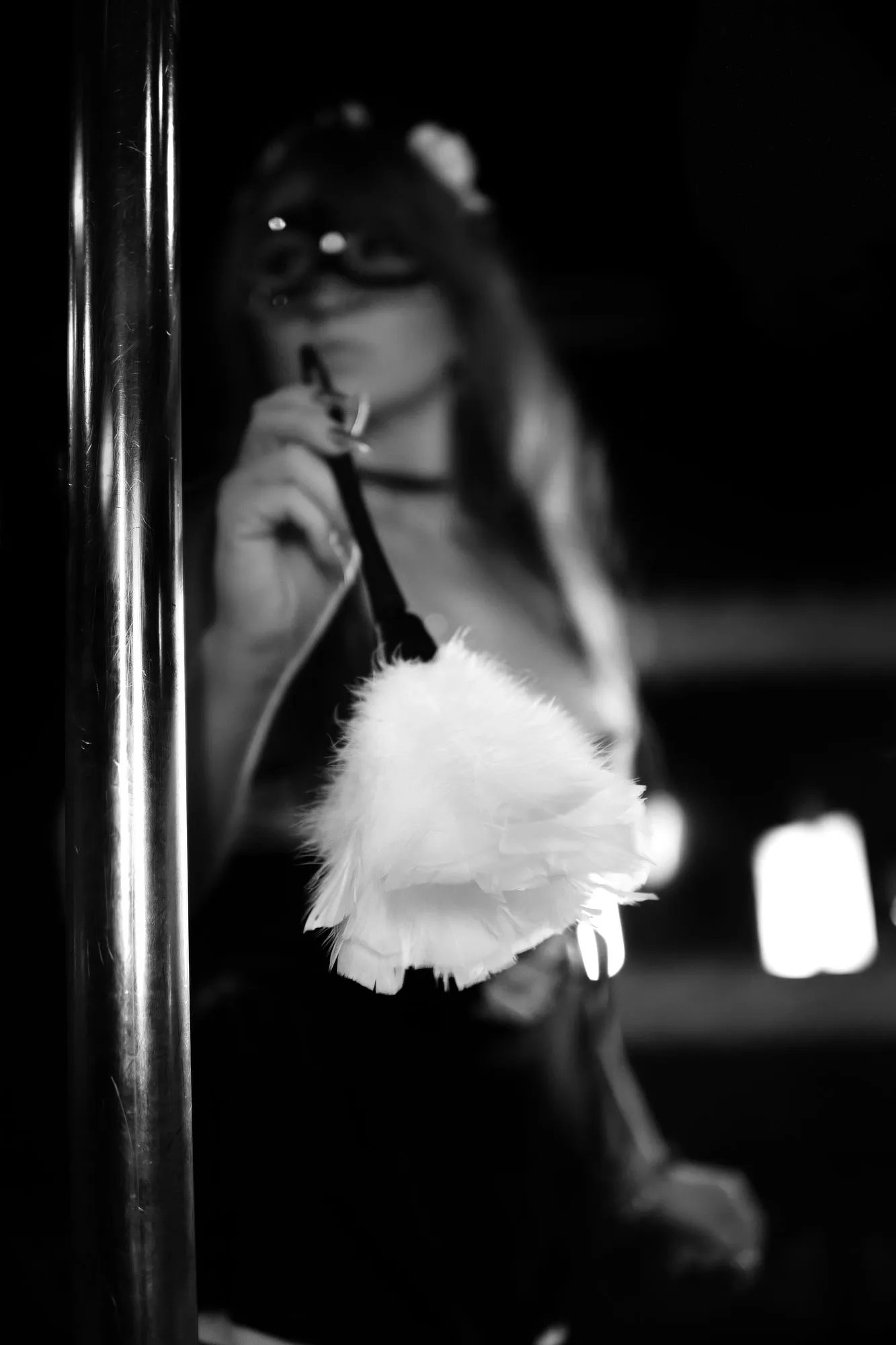 Tanečnice během vystoupení v klubu Siluette Brno. Moment zachycuje bližší interakci, kdy je tanečnice přivolána blíže k hostovi pomocí Strip dollaru. 