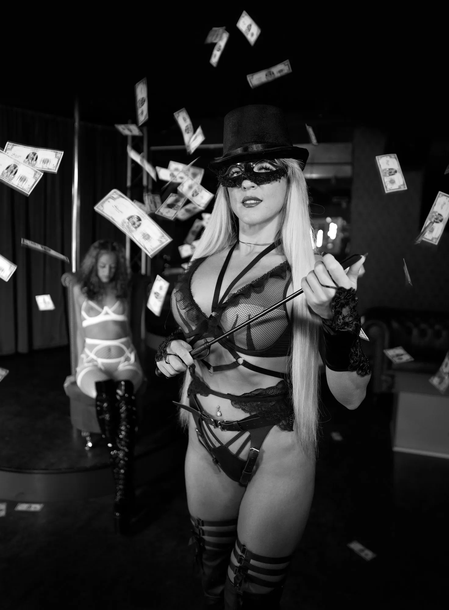 Tanečnice během vystoupení v klubu Siluette Brno v rámci programu Strip dollar. Fotografie zachycuje dynamický moment s tematickými bankovkami ve vzduchu a atmosféru interaktivní části večerního programu.